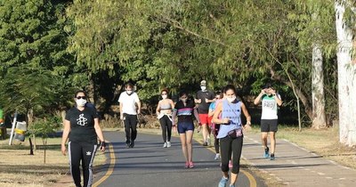 La Nación / Relacionarse con gente de la misma edad reduce muertes por COVID-19