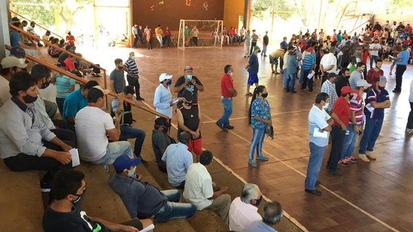Pescadores de Itapúa y Misiones reciben bonos y kits de víveres