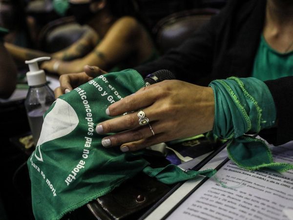 Diputados argentinos debaten la ley del aborto rodeados de expectación