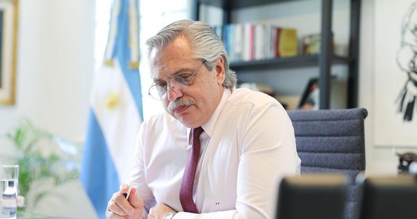 La Nación / Presidente argentino será el primero en vacunarse para ahuyentar temores