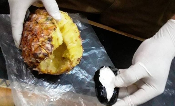 HOY / Inusual estrategia: intentó meter cocaína al Buen Pastor ocultándola dentro de una piña
