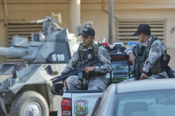 Postergan sanción de ley que habilita a militares y policías retirados a portar armas