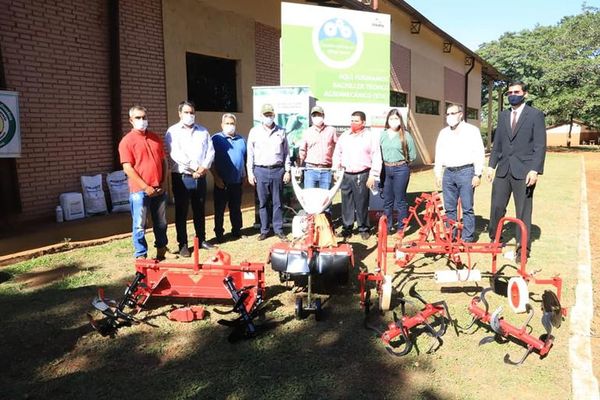 Minga Guazú: Entregan motocultores a Escuela Agrícola  - ABC en el Este - ABC Color