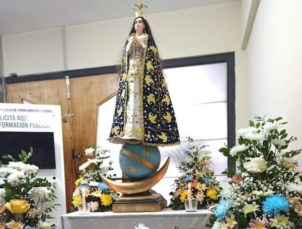Crónica / Oñemoperõ la Virgencita mientras iba de procesión