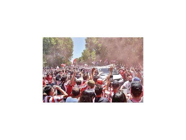 Hinchas del Pincha despiden a Sabella