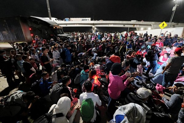 Después de los devastadores huracanes, una caravana de hondureños busca llegar a EEUU » Ñanduti