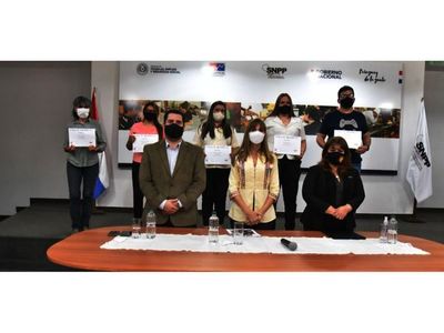 37 mujeres culminan curso de albañilería profesional