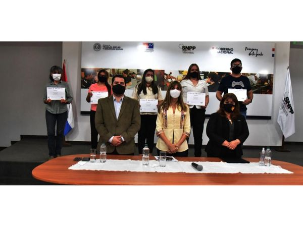 37 mujeres culminan curso de albañilería profesional