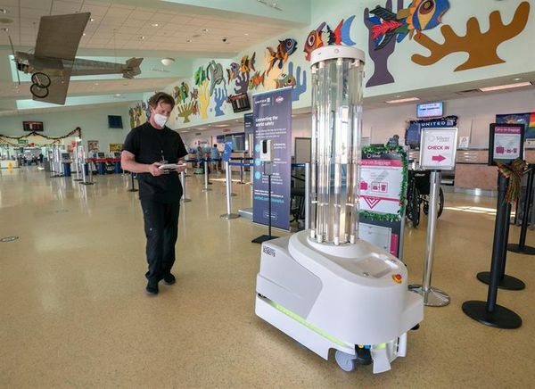 Un aeropuerto en EE.UU. estrena robot de desinfección contra el coronavirus - Tecnología - ABC Color