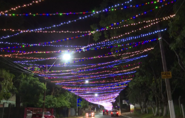 ¡Con color a navidad! Américo Picco impacta con su paseo de luces
