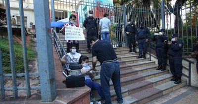 La Nación / Padres de Bianca se encadenan frente a Salud Pública