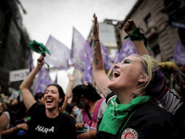 Media sanción de la ley del aborto y pasa al Senado