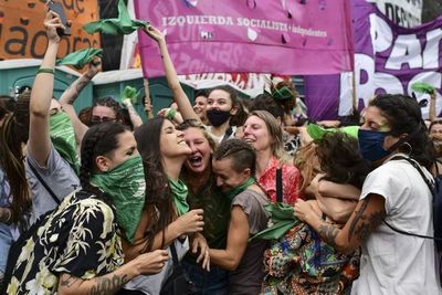 Diputados legalizan el aborto en Argentina, pero aún debe aprobarse en el Senado - Mundo - ABC Color