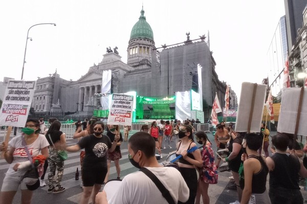 Argentina, más cerca de legalizar el aborto tras aprobarse en la Cámara de Diputados | .::Agencia IP::.