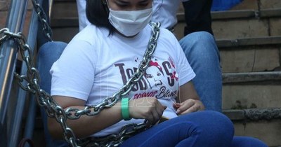 La Nación / Padres de Bianca cumplieron y se encadenaron frente al Ministerio de Salud