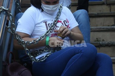 Crónica / Papas de Bianca se encadenan frente al Ministerio de Salud