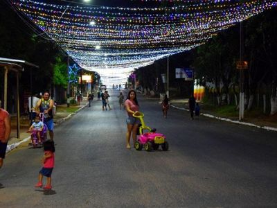 Villa Elisa vistió de Navidad sus calles con un túnel de luces