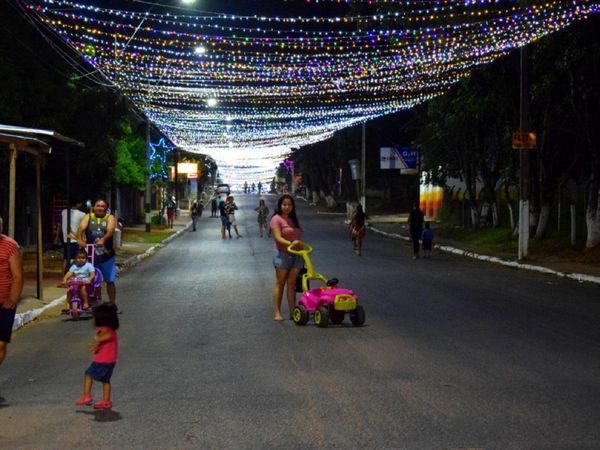 Villa Elisa vistió de Navidad sus calles con un túnel de luces