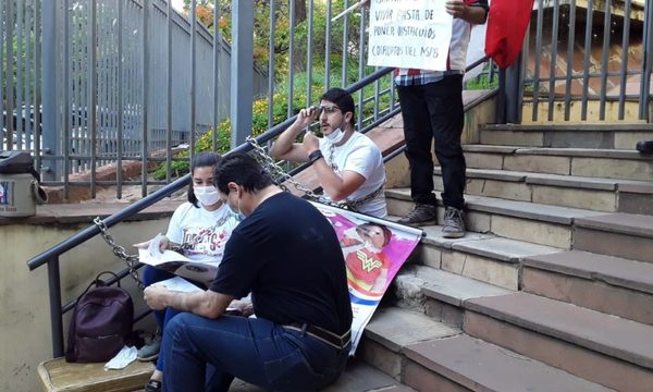 Padres de la pequeña Bianca se encadenan frente al Ministerio de Salud