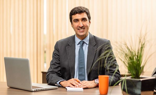 Profesional paraguayo asume la presidencia del banco Itaú - MarketData