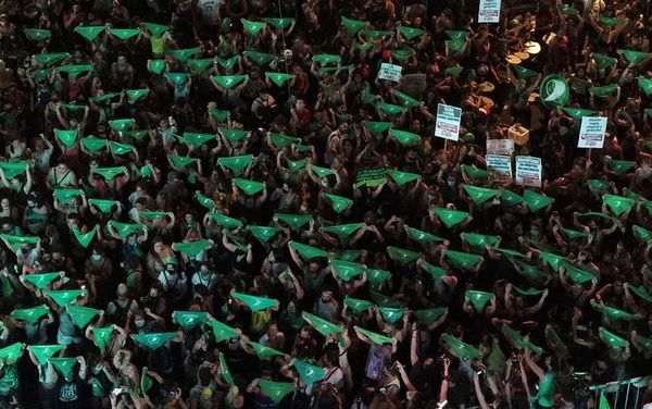 La marea verde celebra el avance de la ley del aborto en Argentina  - Mundo - ABC Color