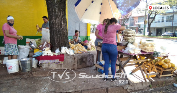 Vendedores ofrecen productos agrícolas sobre la Avda. Caballero