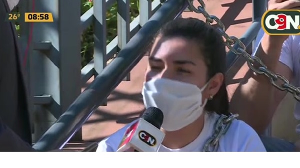 Padres de Bianca se encadenan frente al Ministerio de Salud tras informe de la Conabepy - C9N