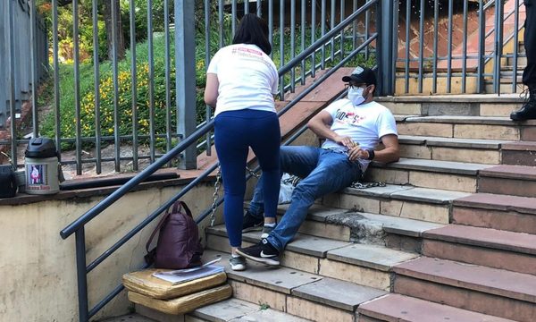 Padres de Bianca se encadenan y exigen a Mazzoleni respeto por el derecho a la vida