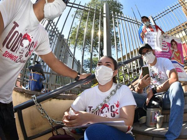 AME: PADRES DE BIANCA SE ENCADENAN FRENTE AL MINISTERIO DE SALUD