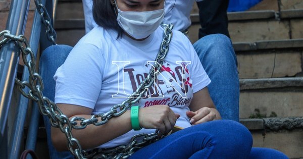 La Nación / Neuropediatra: “No se le puede prohibir a Bianca la medicación”