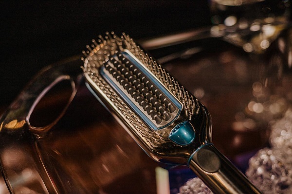 Lanzan innovador cepillo con crioterapia para el cabello