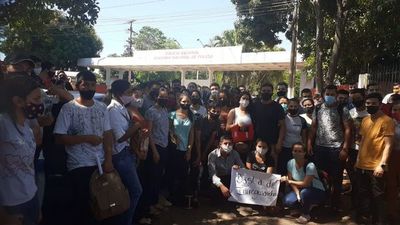 Se manifiestan frente a la Academia de Policía - Nacionales - ABC Color