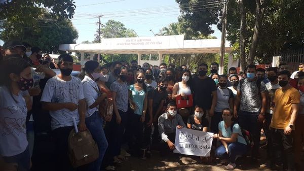 Se manifiestan frente a la Academia de Policía - Nacionales - ABC Color