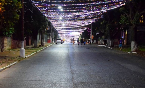 HOY / Se siente la Navidad: Villa Elisa inaugura su túnel de luces de 700 metros