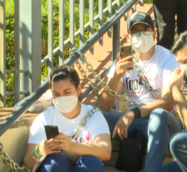 Padres de Bianca se encadenan frente al Ministerio de Salud, tras informe sobre el caso