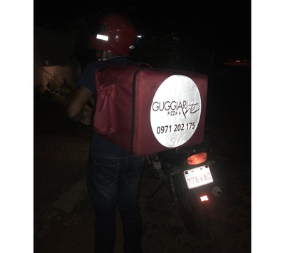 Árbitros de Intermedia 'se reinventaron': Trabajan de delivery de pizzas