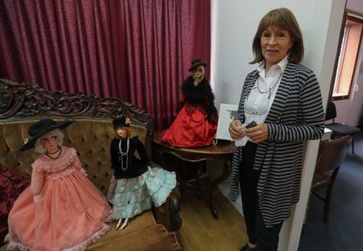Una boda de muñecas antiguas cargada de nostalgia y elegancia en Bolivia - MarketData