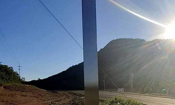 Aparece misterioso monolito cerca del Cerro Paraguarí | OnLivePy