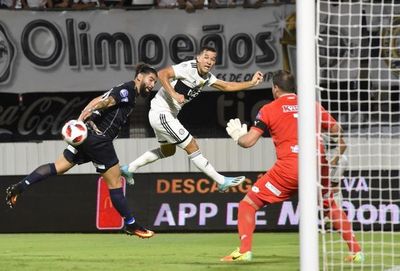 Burgos se plantea demandar al club para cobrar - 12 de Octubre - ABC Color
