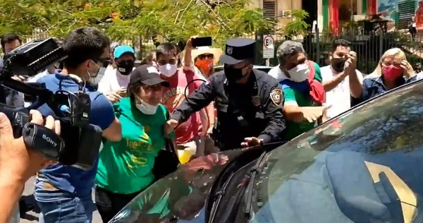 Presidenta de Comisión de Bioética fue escrachada por manifestantes por el caso Bianca - ADN Digital