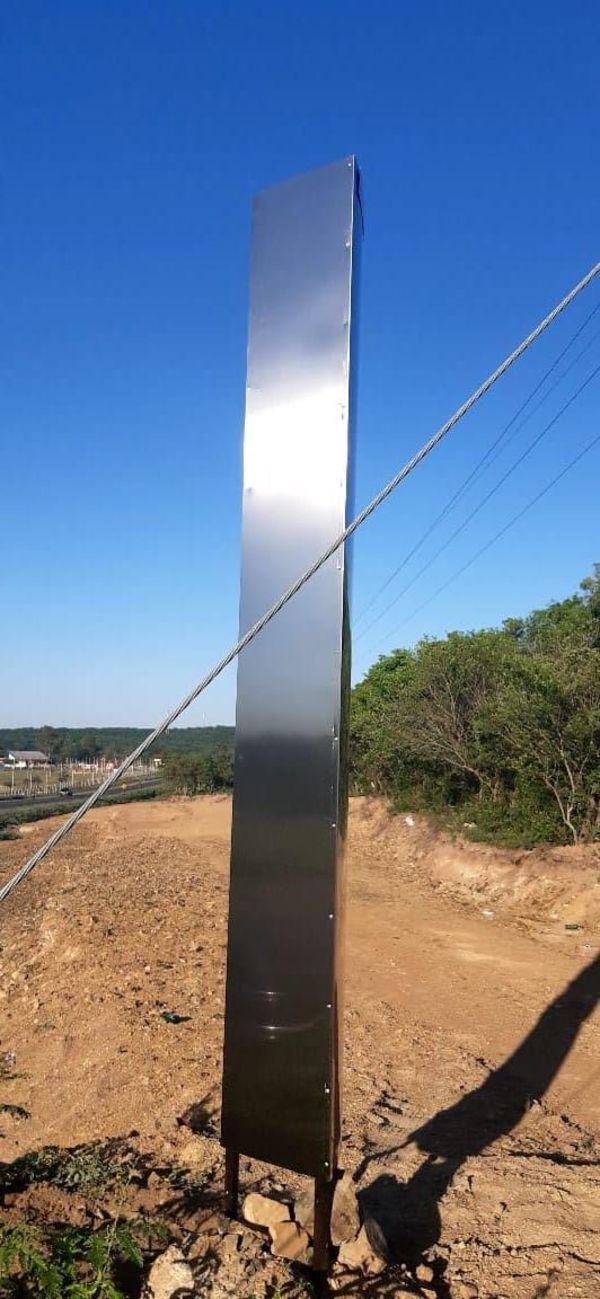 Misterioso monolito de metal aparece cerca de los cerros de Paraguarí - Nacionales - ABC Color