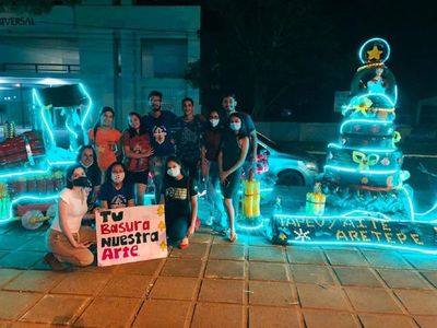 De la basura crearon lindos y coloridos adornos navideños