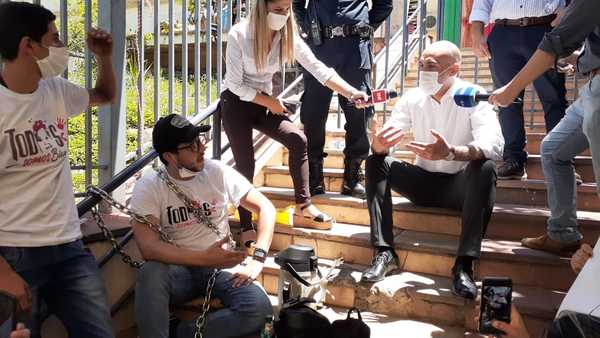 Mazzoleni, cara a cara con los padres de Bianca, dijo que “evaluará” la propuesta de completar el dinero - Megacadena — Últimas Noticias de Paraguay