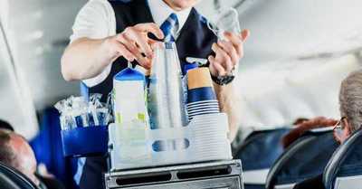 China recomienda a sus auxiliares de vuelo usar pañales desechables para prevenir el Covid-19 - C9N
