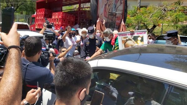 Con gritos de “sinvergüenza y asesina”, escrachan a presidenta del Comité de Bioética - Noticiero Paraguay