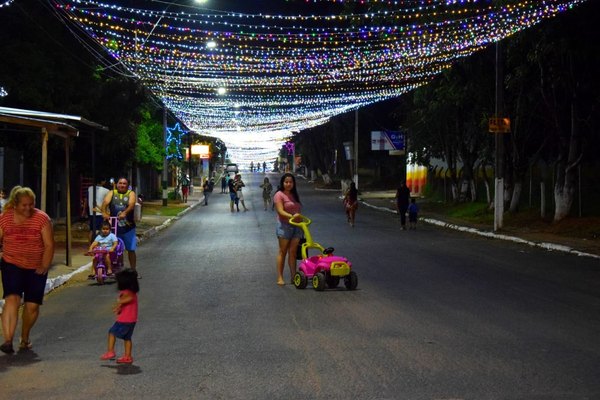 Crónica / ¡Qué purete! Habilitan túnel navideño en Villa Elisa