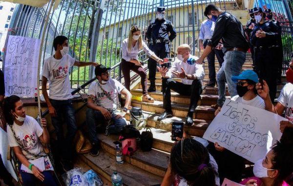 Mazzoleni dice que analizará ayuda para compra de medicamento – Prensa 5