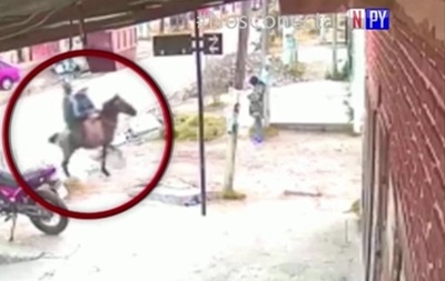 (Video) ¿La “moda” que no tardara en llegar? Asaltan mercado montados a caballo