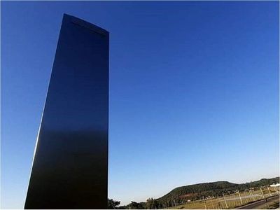 Aparece misterioso "monolito" con supuesto código morse en Paraguarí