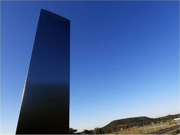Aparece misterioso "monolito" con supuesto código morse en Paraguarí